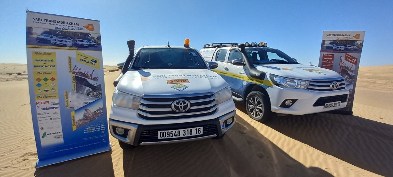 Deux Toyota Hilux ADR de la SARL TRANS MDR AKHAM dans le désert algérien