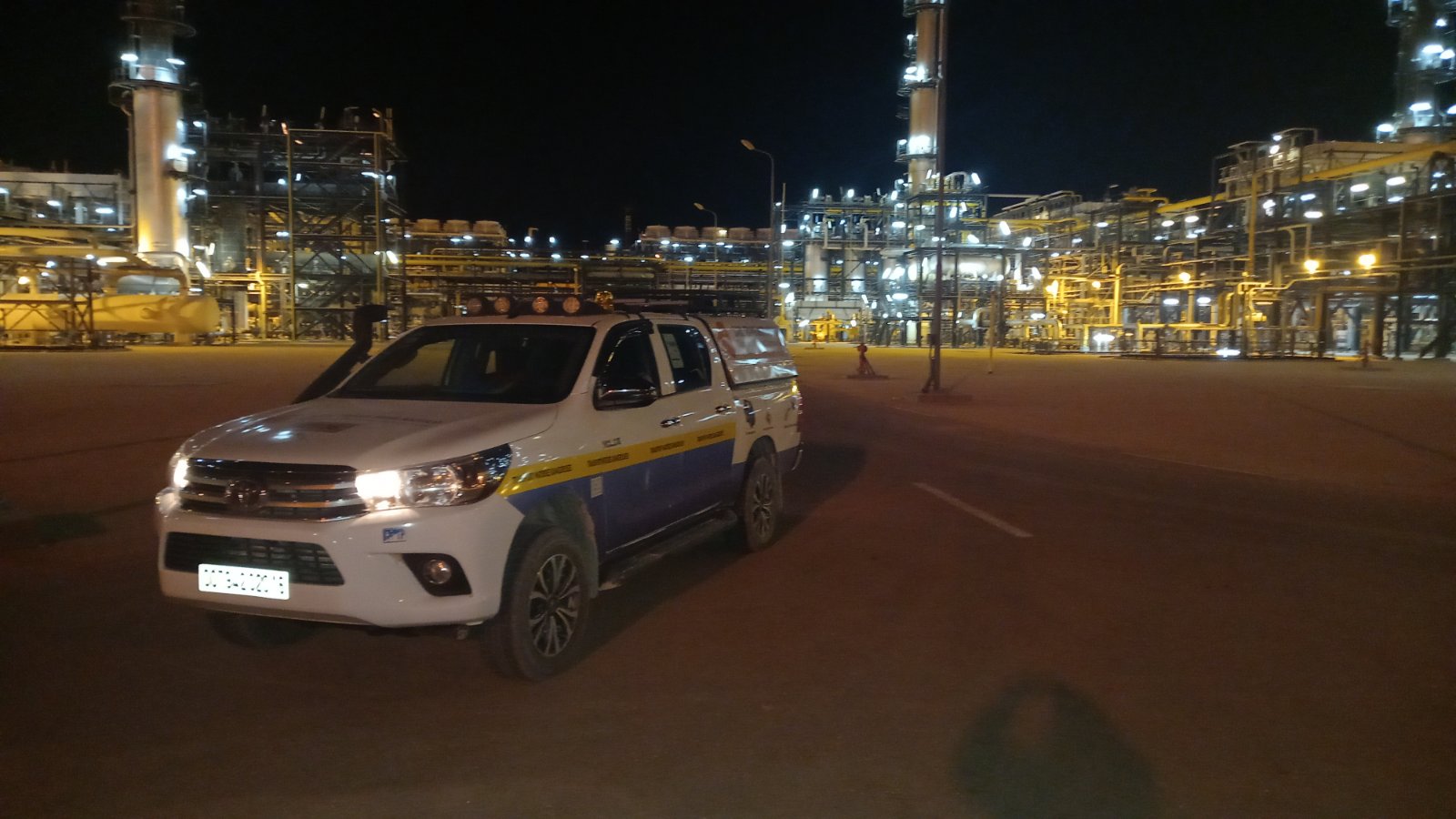 Convoi de la flotte sur un site pétrolier de nuit à Hassi Messaoud